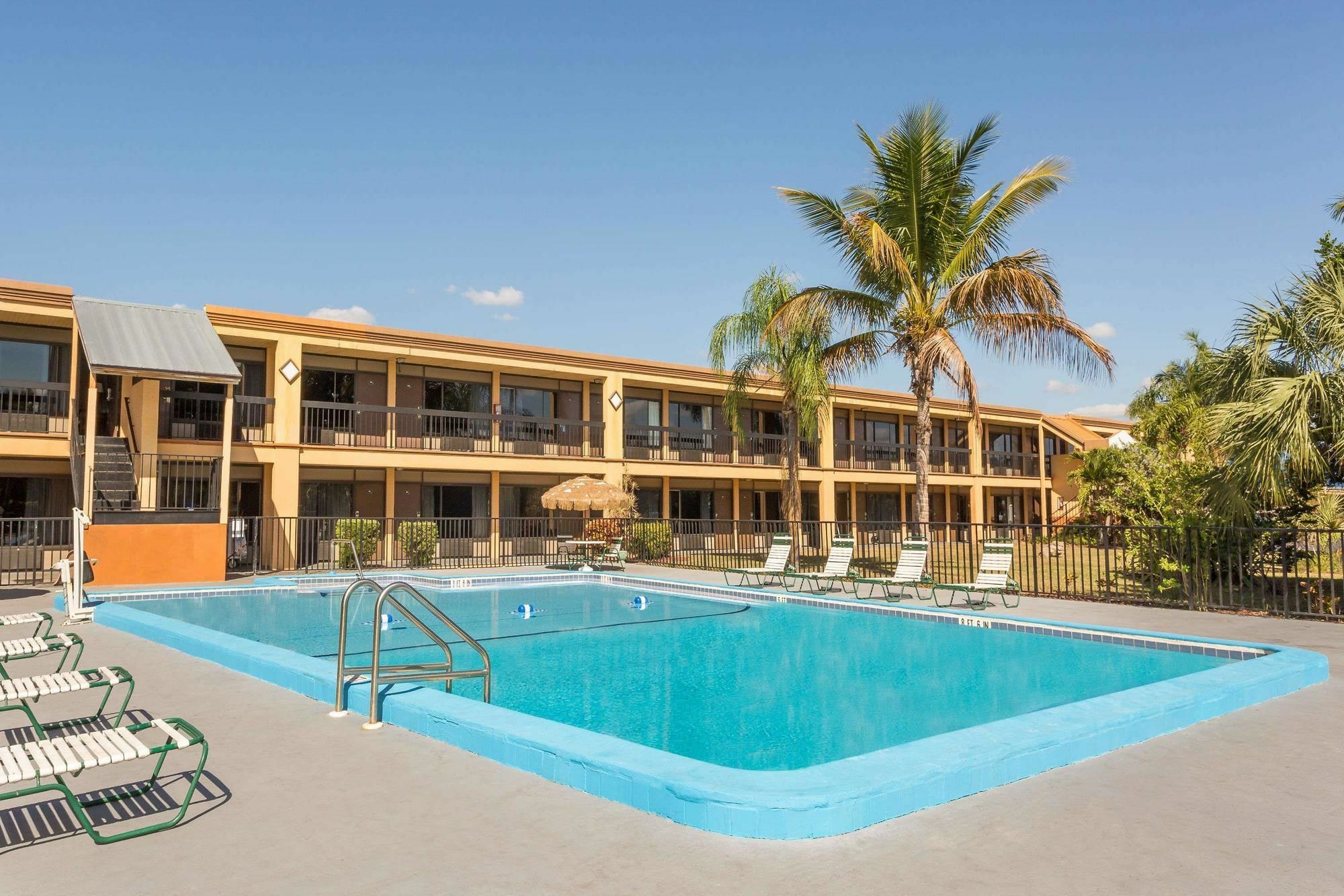 Travelodge By Wyndham Fort Myers North North Fort Myers Kültér fotó